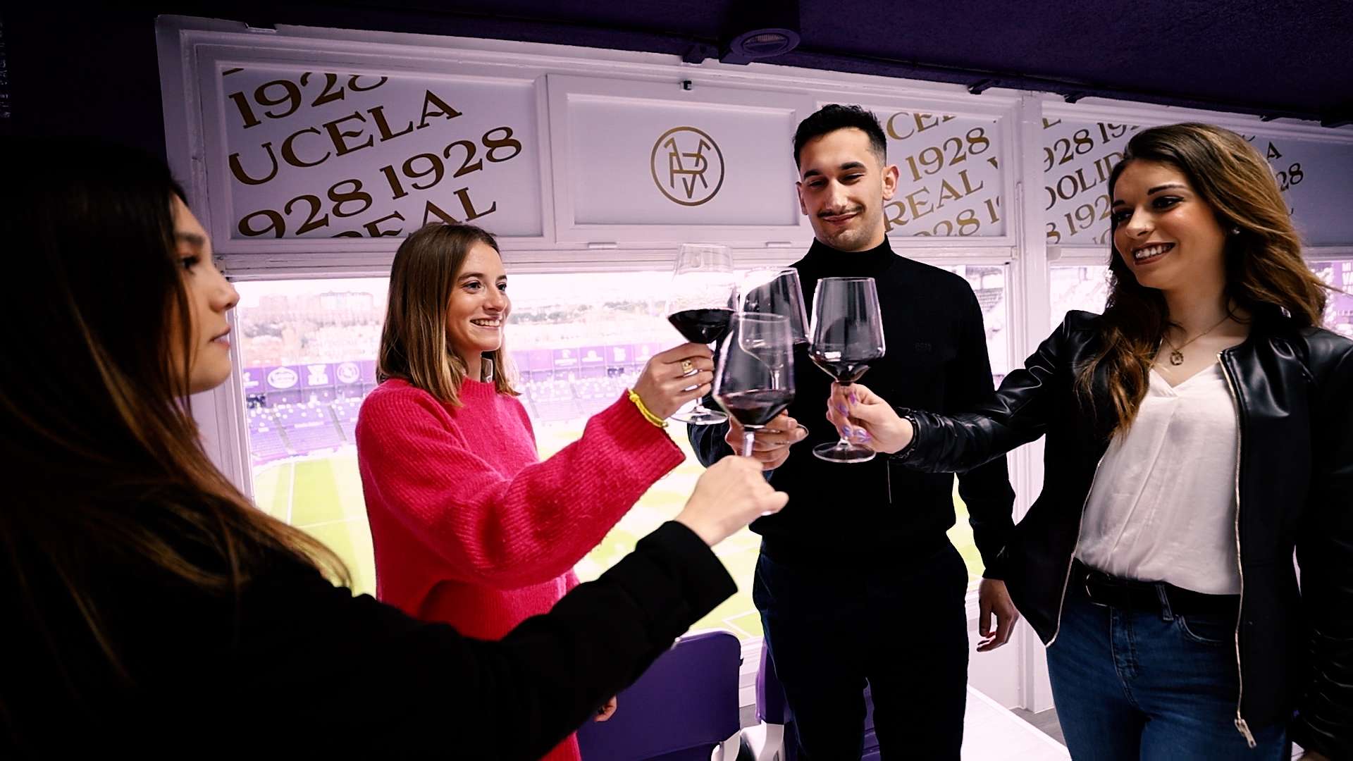 Grupo de personas brindando con copas de vino