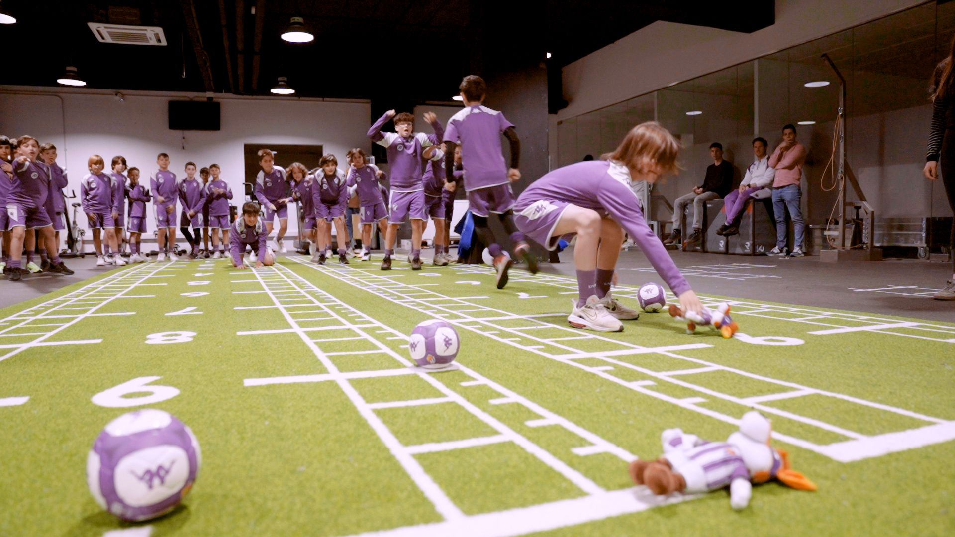 niños con equipación del Real Valladolid jugando a juegos en grupo