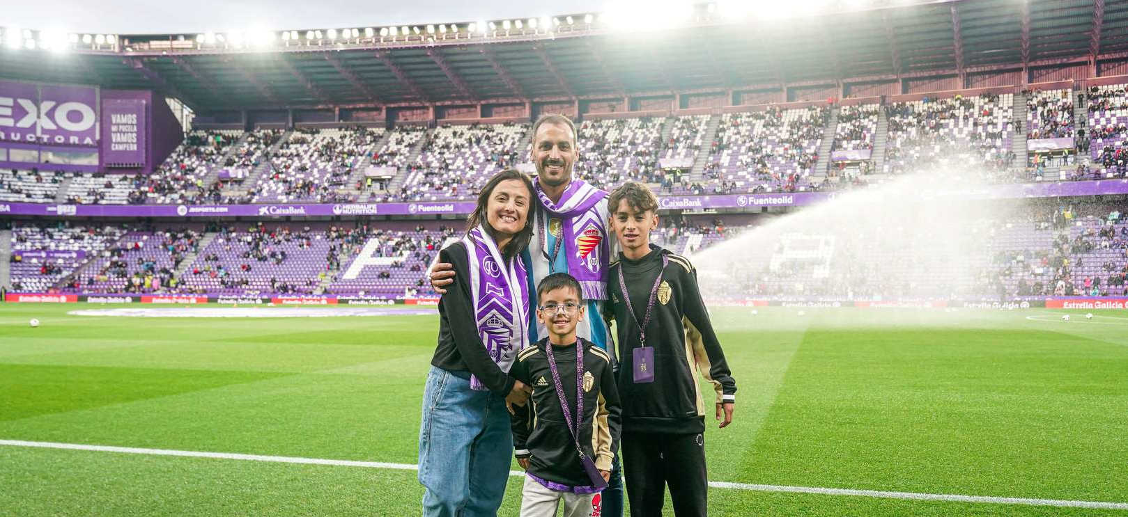 Familia en el césped del Estadio posando