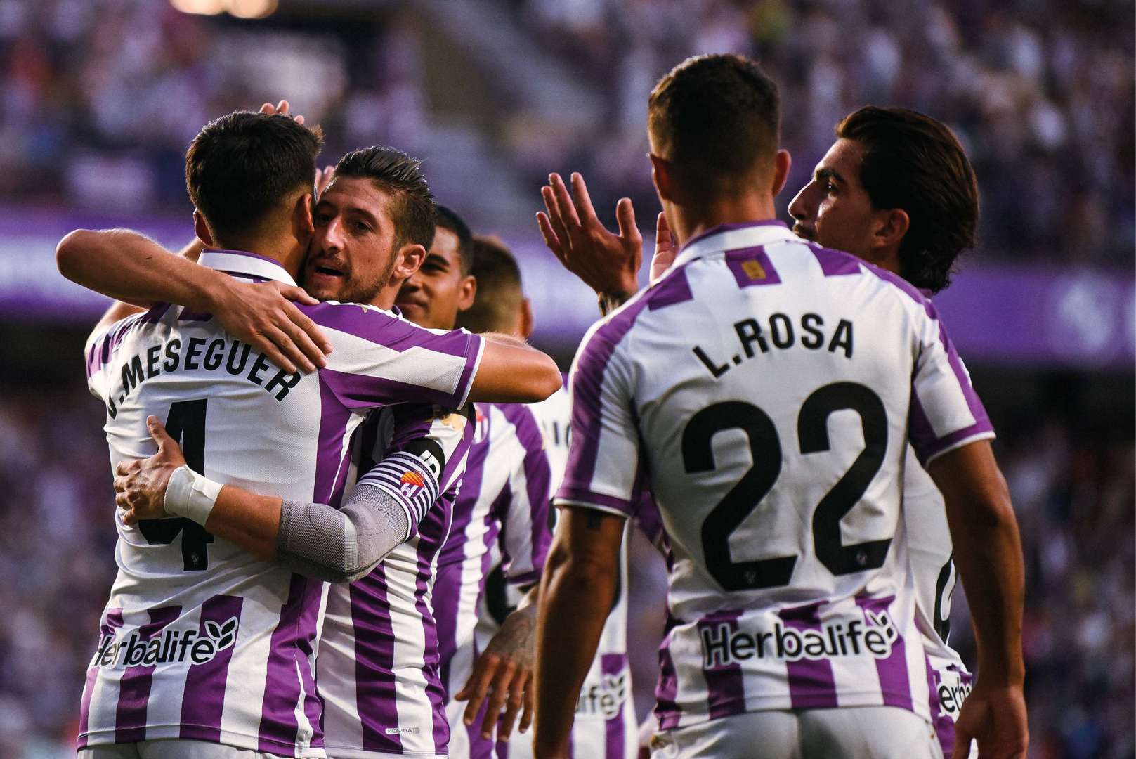 Jugadores del Real Valladolid abrazándose